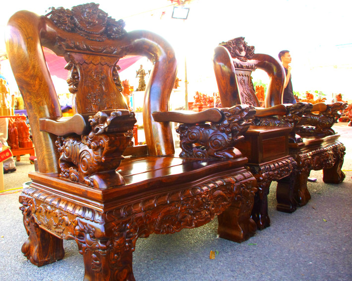 Chiếc ghế được chạm khắc hết sức cầu kỳ.