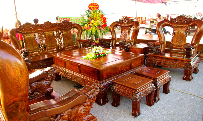 Bộ bàn ghế kỳ lân có giá 980.000.000 đồng thuộc sở hữu của ông chủ cửa hàng Mỹ nghệ Cường Quốc.