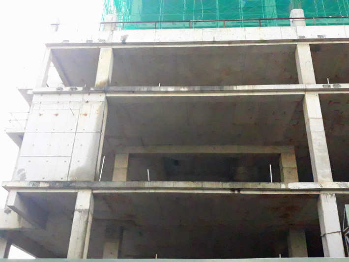 Tường rêu mốc, ẩm ướt.