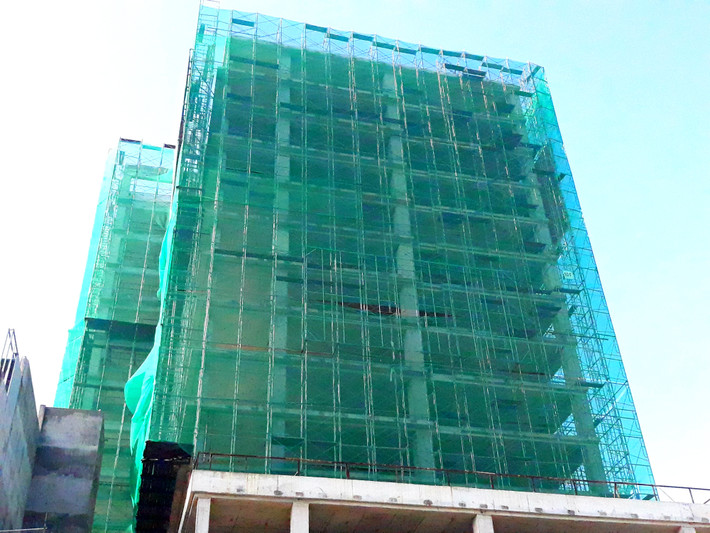 Hiện đã qua thời gian dự kiến hoàn thành từ lâu, nhưng Mercure Hà Nội vẫn là công trường ngổn ngang, vắng lặng, không có bóng dáng nhân công nào.