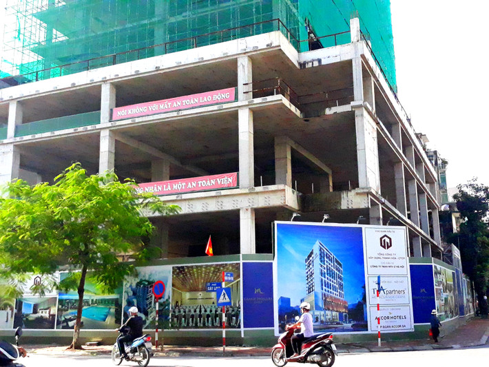 Mercure Hà Nội có vị trí vô cùng đắc địa ở trung tâm của Hà Nội, gồm 2 mặt tiền tại số 9 Cát Linh và số 3 Đặng Trần Côn, phường Quốc Tử Giám, Q.Đống Đa.