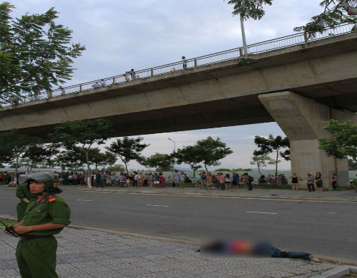 Một số nhân chứng cho biết, vào thời điểm xảy ra tai nạn, họ thấy một ôtô 16 chỗ (chưa rõ biển số) lưu thông cùng chiều phía sau tông vào xe 7 chỗ do ông Hiệp điều khiển. Ngay sau khi tai nạn xảy ra, tài xế xe ô tô 16 chỗ đã nhanh chóng điều khiển xe rời khỏi hiện trường. Phòng CSGT Công an TP Đà Nẵng đang truy tìm người điều khiển ôtô này.