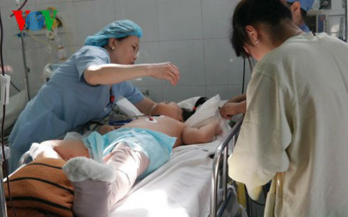 Còn cháu Linh thì cũng bị đa chấn thương và chấn thương sọ não, gãy đùi trái và liên tục la hét, khóc lóc sau khi chứng kiến tai nạn kinh hoàng.