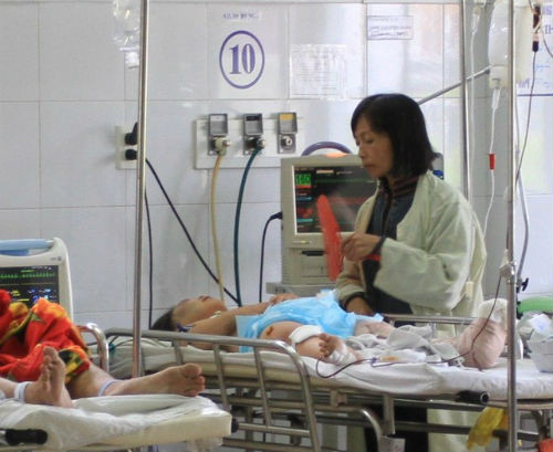 Sáng nay, anh Trần Hải Nam (chồng chị Khánh, công tác tại Vùng 3 Hải quân) đã không thể đến bệnh viện chăm sóc 2 con vì cú sốc quá lớn. Anh phải ở nhà lo tang lễ, việc chăm sóc 2 cháu nhỏ được giao cho người em bên vợ tên Trương Thị Vân Anh.