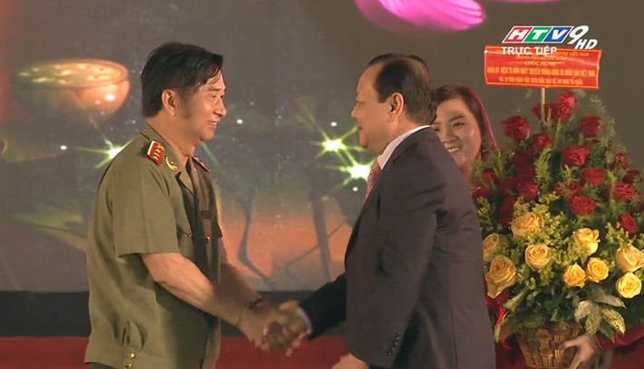 Ông Lê Thanh Hải, Bí thư Thành ủy TP HCM tặng hoa chúc mừng thượng tướng Đặng Văn Hiếu, Thứ trưởng thường trực Bộ Công an, nhân kỷ niệm 70 năm thành lập Công an Nhân dân Việt Nam.