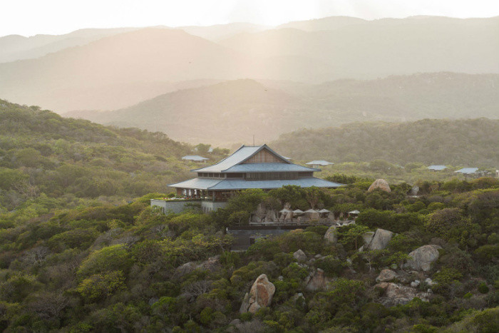 1. Khu resort Amanoi Nói đến những nơi nghỉ dưỡng "sang chảnh" bậc nhất Việt Nam thì chắc chắn khu nghỉ dưỡng Amanoi hoàn toàn là cái tên tuyệt đối không thể bỏ qua. Amanoi resort là khu nghỉ dưỡng có không gian mở bình yên giữa vùng thiên nhiên hoang dã nổi tiếng thế giới, từng được tạp chí danh tiếng bình chọn là 1 trong 33 khách sạn mới tốt nhất trên thế giới năm 2014. Ảnh: Amanoi Resort.