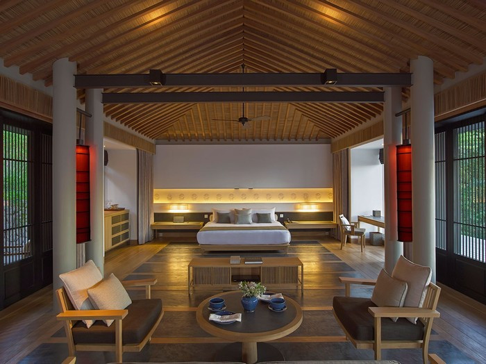 Khu nghỉ dưỡng đẹp tựa chốn bồng lai tiên cảnh này có nhà hàng sang trọng nhìn ra biển Ninh Thuận xanh biếc với không gian xanh cao vời vợi, có bể bơi cao cấp giữa không gian xanh của rừng cây Núi Chúa, có đủ mọi dịch vụ cao cấp phục vụ du khách có kỳ nghỉ tốt nhất. Ảnh: Amanoi Resort.