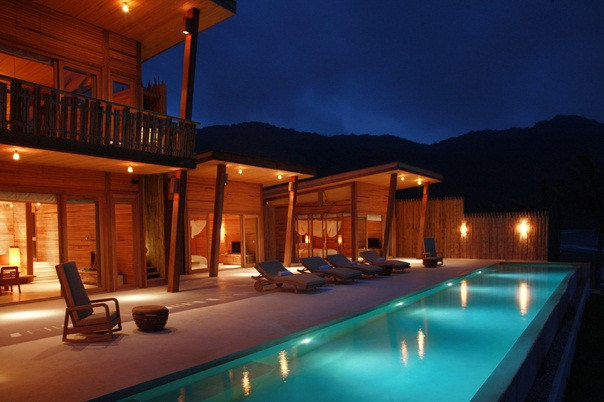 5. Six Senses Con Dao Resort Six Senses Con Dao Resort là khu nghỉ dưỡng sang 5 sao đầu tiên và duy nhất tại Côn Đảo, được xây dựng bằng sự kết hợp giữa lối kiến trúc tinh tế gắn liền với môi trường sinh thái. Khu resort sang trọng này từng được cặp đôi quyền lực nhất làng giải trí thế giới, Brad Pitt và Angelina Jolie, chọn làm nơi nghỉ chân ở Việt Nam. Ảnh: Trí thức trẻ.