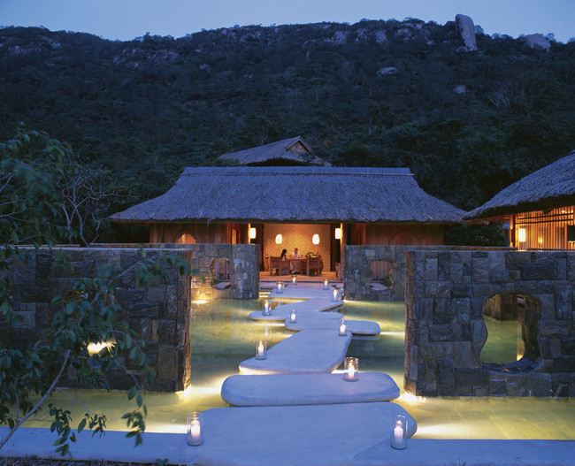 Six Senses Ninh Vân Bay Resort nằm trên bán đảo tuyệt đẹp của vịnh Nha Trang (Vịnh Ninh Vân, thị xã Ninh Hòa, Khánh Hòa), với diện tích rộng 26.000m², khu nghỉ dưỡng gồm 54 villa cao cấp được thiết kế vừa mang nét cổ kính như những tòa nhà Pháp lại vừa đậm nét truyền thống Việt Nam với những mái nhà được lợp bằng lá dừa mộc mạc, nguyên sơ. Ảnh: Trí thức trẻ.