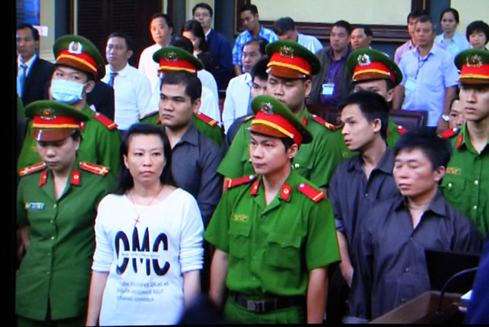 Kết thúc phiên xử ngày hôm qua, ghi nhận tại tòa, một số đối tượng tham gia khủng bố sân bay Tân Sơn Nhất tỏ ra ăn năn, hối cải. Tuy nhiên, cũng có một vài đối tượng rất ngoan cố, quanh co, chối tội. (Ảnh Tuổi trẻ).