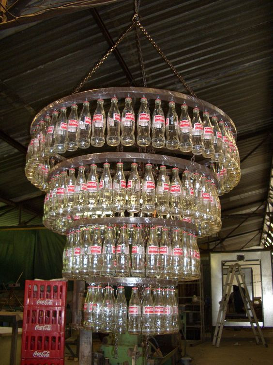 Chùm đèn bằng vỏ chai coca cola 4 tầng vô cùng độc đáo. Ảnh: therealhollywoodbandit.tumblr.com.
