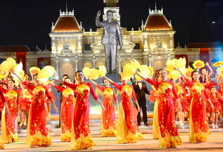 Tượng đài Chủ tịch Hồ Chí Minh đặt trang trọng trước UBND thành phố. Đây là nơi người dân và du khách khắp nơi trên thế giới thường đến thăm viếng khi tới TP HCM. Ảnh Quang Định/TTO.