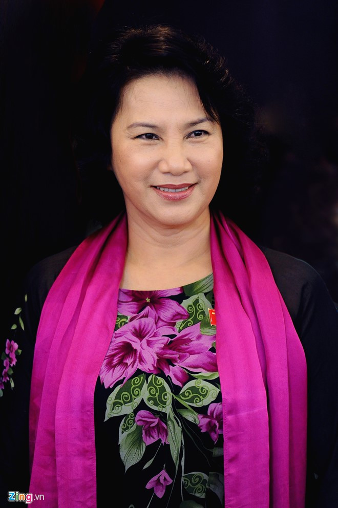 1. Đồng chí Nguyễn Thị Kim Ngân Bà Nguyễn Thị Kim Ngân sinh ngày 12/4/1954, quê ở xã Châu Hòa, huyện Giồng Trôm, tỉnh Bến Tre. Ngày 31/3, bà Nguyễn Thị Kim Ngân được bầu làm Chủ tịch Quốc hội Việt Nam, thay thế ông Nguyễn Sinh Hùng. Bà trở thành nữ Chủ tịch Quốc hội đầu tiên trong lịch sử Việt Nam. Bà từng đảm nhiệm vị trí giám đốc Sở Tài chính tỉnh Bến Tre, Thứ trưởng Bộ Tài chính, Bí thư Tỉnh ủy Hải Dương, Thứ trưởng Bộ Thương mại, Bộ trưởng Bộ Lao động, Thương binh và Xã hội; Phó chủ tịch Quốc hội từ năm 2011. Bà là ủy viên Ban chấp hành Trung ương khóa IX, X, XI, XII; ủy viên Bộ Chính trị khóa XI, XII; đại biểu Quốc hội khóa XII, XIII.