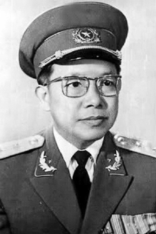 6. Đồng chí Lê Quang Đạo Đồng chí Lê Quang Đạo tên thật là Nguyễn Đức Nguyện, sinh ngày 8/8/1921, quê quán tại xã Đình Bảng, huyện Từ Sơn, tỉnh Bắc Ninh. Ông từng là Cục trưởng Cục Tuyên huấn; Phó Chủ nhiệm Tổng cục Chính trị ; Uỷ viên Ban Chấp hành Trung ương Đảng lần thứ III, IV, V, VI; Phó Bí thư Thành uỷ Hà Nội; Chủ tịch Quốc hội nước Cộng hoà xã hội chủ nghĩa Việt Nam (6/1987 - 9/1992); Phó Chủ tịch Hội đồng Nhà nước.