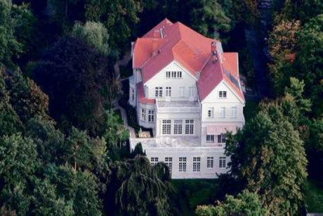 8. Biệt thự giữa thủ đô Berlin, Đức. Ngoài ra "ông bà Smith" cũng có một căn biệt thự đẹp lung linh giữa thủ đô Berlin, Đức.