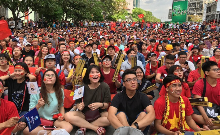 Gần đến giờ Olumpic Việt Nam xung trận, cả khu phố đi bộ Nguyễn Huệ như một biển người.