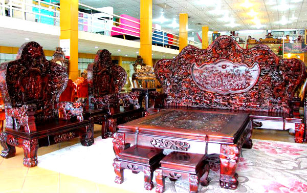 Bộ bàn ghế gỗ trắc giá 12,8 tỷ của đại gia Hà Nội Bộ ghế salon gỗ Trắc Cửu Long Bát tiên giá 12,8 tỷ của đại gia Hà Nội gồm10 món, chạm khắc 9 con rồng - theo hình tượng và đặc điểm riêng của Rồng Việt Nam, như: Rồng có bờm, râu cằm, miệng há to, răng nanh uốn ngược lên. Ảnh: Vietnamnet.