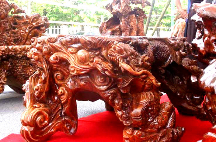 Bộ bàn ghế hoàn chỉnh này gồm một ghế vua, một bàn chính, bốn đôn gỗ có trạm trổ tinh xảo, hai chiếc đôn để kê hai cây thông được trạm khắc từ gỗ. Ảnh: Vietnamnet.