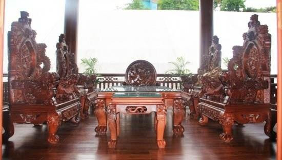 Bộ bàn ghế gỗ lim nguyên khối hiếm có của đại gia Điện Biên Bộ bàn ghế gỗ lim nguyên khối hiếm có của đại gia Điện Biên được chạm trổ trên bộ bàn ghế là họa tiết rồng phượng uốn lượn tinh xảo. Ảnh: Giadinhvietnam.