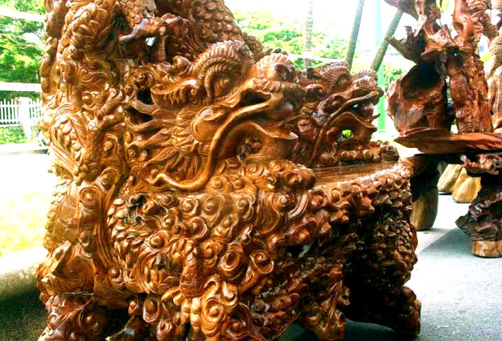 Điểm nhấn nổi bật nhất của bộ bàn ghế có một không hai này là chiếc “ghế vua”, được chạm hình 5 con rồng đang cuộn từ đầu ghế tới tay vịn, theo thế “ngũ long”. Ảnh: Vietnamnet.