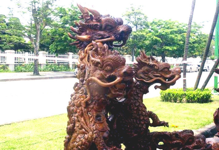 Ba đầu rồng được tạc ở phía trên đỉnh đầu người ngồi, hai đầu rồng còn lại nằm ở hai bên tay vịn. Ảnh: Vietnamnet.