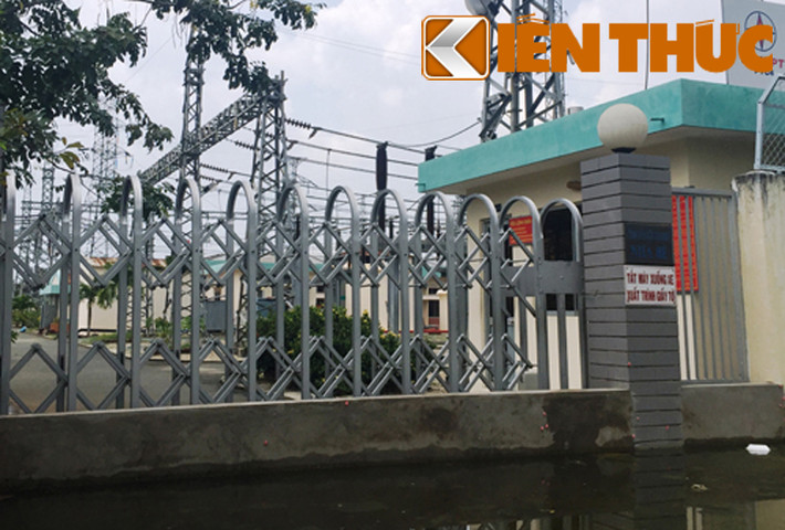 Công ty Truyền tải điện 4 phải thường xuyên sử dụng máy bơm để bơm nước ra ngoài và xây thềm ximăng cổng chính để ngăn nước. "Phương án này chỉ mang tính đối phó, hiệu quả không cao vì vị trí đoạn rạch để bơm nước ra ở khá xa", BGĐ Công ty Truyền tải điện 4, cho biết.