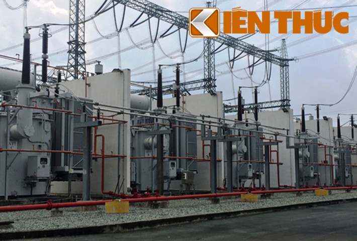 "Do trạm biến áp 500kV Nhà Bè và đường dây 500kV Nhà Bè- Cai Lậy- Ô Môn có tổng chiều dài gần 150km phục vụ điện cho nhiều tỉnh thành, trong đó có các quận nội thành TP HCM vốn là trung tâm Chính trị, Kinh tế...lớn nhất nước nên nếu trạm biến áp bị ngập nặng phải cắt điện diện rộng thì thiệt hại sẽ vô cùng lớn", một cán bộ trong đoàn kiểm tra cho biết.