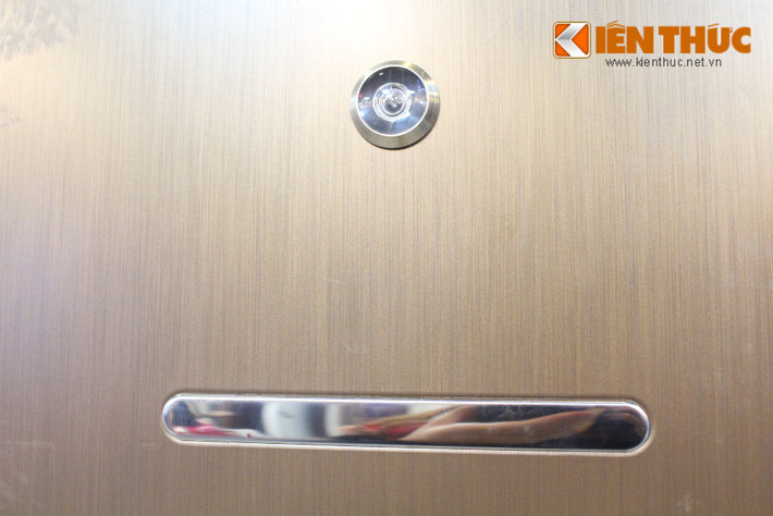 Cửa Mutil steel door có bề mặt cửa được làm bằng thép mạ kẽm in vân gỗ theo công nghệ cao của Hàn Quốc, cửa có chức năng chống cháy, chống ồn cửa có nhiều dạng vân gỗ để người tiêu dùng lựa .