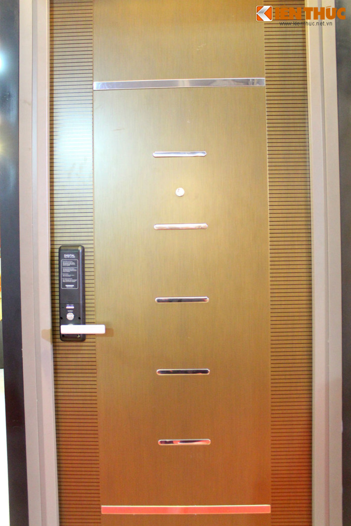 Hiện nay, trên thị trường có các loại cửa thép chống cháy Painting door, Mutil colour door và Fire roof door. Trong đó, cửa painting steel door có bề mặt được làm bằng thép mạ kẽm dập chìm hoa văn, sơn tĩnh điện theo nhiều tông màu và được trang trí deco theo sở thích của từng khách hàng, cửa có tính năng chống ồn, chống cháy, chống rỉ sét và oan toàn cao.