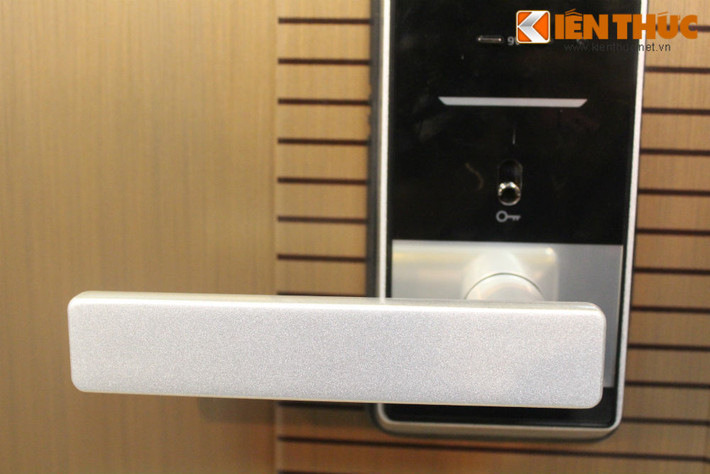 Cửa chống cháy được lắp đặt tại các vị trí tùy theo bản thiết kế của mỗi công trình, thường được lắp đặt ở các cầu thang bộ, lối thoát hiểm, phòng máy, phòng kỹ thuật…riêng đối với những loại cửa vân gỗ thì có thể sử dụng như cửa thông phòng bình thường trong các căn hộ.