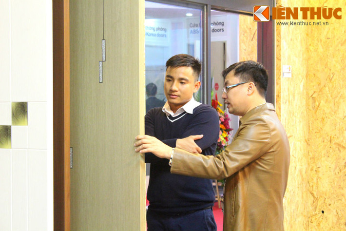 Về cấu tạo, cửa thường được làm bằng thép tấm (2 tấm) có độ dày trong khoảng 0.8 đến 1.5mm, lõi được làm bằng giấy tổ ong (honeycomb), foam cách nhiệt hoặc bông thuỷ tinh.