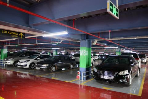 Cụ thể, Thủ tướng đã yêu cầu Bộ Giao thông Vận tải (GTVT) thuê tư vấn nước ngoài tiến hành nghiên cứu, đánh giá, khảo sát theo hướng mở thêm một đường băng số 3 tại Tân Sơn Nhất, đảm bảo hiệu quả đầu tư và hiệu quả sử dụng đất. Kết quả thuê tư vấn, tiến hành cụ thể thế nào sẽ được báo cáo Thường trực Chính phủ cuối năm nay. Ảnh: NLĐ.