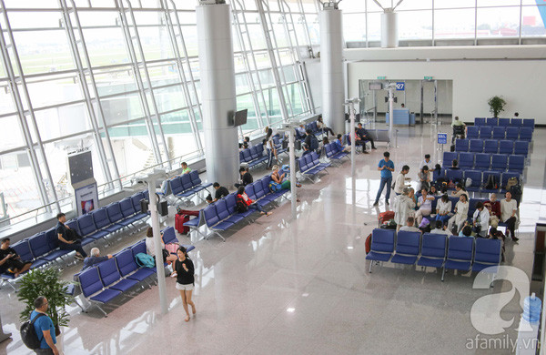 Về đường lăn, sân đậu đang quyết tâm xong trước năm 2018, đến 2019 sẽ xong nhà ga. Nhưng 2019 xong thì đến 2022 thì lại đầy công suất. “Có nghĩa là sân bay Tân Sơn Nhất không thể đảm đương được việc tăng trưởng hiện nay nên việc xây sân bay Long Thành vào 2025 đúng theo dự kiến là nhu cầu rất cấp bách. Rất mong đại biểu ủng hộ để tiến hành sớm dự án này”, Bộ trưởng Trương Quang Nghĩa tha thiết. Ảnh: afamily.vn.