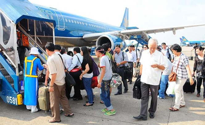 Ngoài ra, việc xây thêm các nhà ga T3, T4 cùng phía với các nhà ga T1, T2 hiện hữu cho phép kết nối hoạt động giữa các nhà ga với nhau dễ dàng, hiệu quả hơn nhiều so với khi các nhà ga bị ngăn cách với nhau bởi hai đường băng. Đây là yếu tố khai thác hàng không vô cùng quan trọng. Ảnh: Tuổi Trẻ.