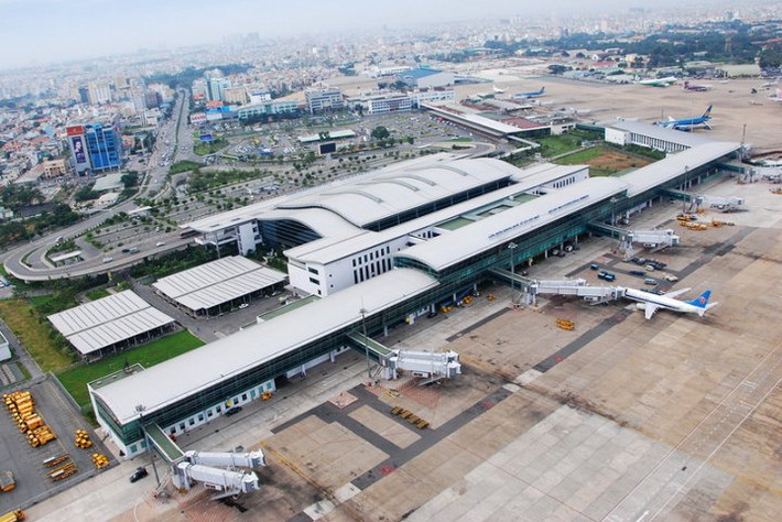 Ông giải thích thêm có nhiều lý do cho việc không nên mở rộng sân bay Tân Sơn Nhất về phía bắc là chi phí giải phóng mặt bằng lớn, ô nhiễm tiếng ồn ảnh hưởng đến cuộc sống nhân dân trong khu vực… Ông cũng cho biết phương án khả thi nhất và cũng tiết kiệm nhất là xây dựng thêm nhà ga T4 với công suất 10-15 triệu hành khách/năm, tổng công suất sân bay sẽ lên 40-43 triệu hành khách/năm. Ảnh: vietnamairport.vn.
