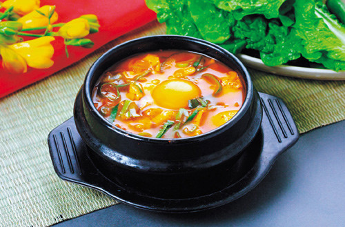 Đến với xứ sở kim chi, chúng ta được thưởng thức món ăn độc đáo đậu phụ hầm cay. Đây là một trong 10 món ăn không thể thiếu trong các món ăn truyền thống Hàn Quốc. Ảnh: Wordpress.