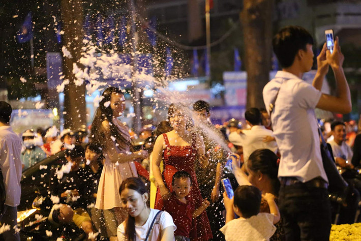"Tuyết" phủ trắng giữa thời tiết đêm khuya se lạnh tạo không khí vô cùng ấn tượng ở trung tâm Sài Gòn.