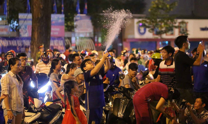 Người già, trẻ nhỏ nô nức xuống đường như trẩy hội trong đêm Giáng sinh 2018.