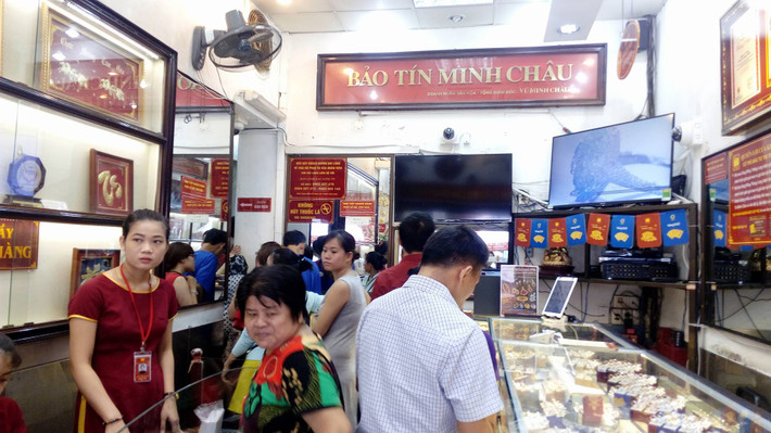 Tại phiên giao dịch vào lúc 9h sáng nay, giá vàng SJC tại Bảo Tín Minh Châu niêm yết ở mức: 37,90 – 38,80 triệu đồng/lượng (mua vào – bán ra), giảm tới gần 500.000 đồng/lượng so với mức giá đỉnh của ngày hôm qua (6/7).
