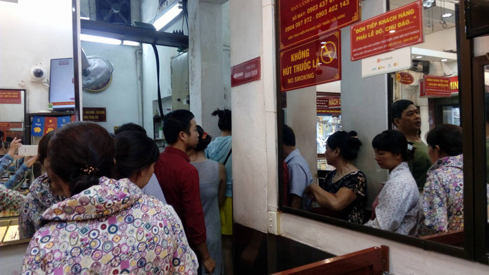 Theo thông tin từ Bảo Tín Minh Châu, phiên giao dịch sáng nay lượng khách mua vào tích trữ lớn hơn so với lượng khách bán ra (khoảng 60% khách mua vào 40% lượng khách bán ra).