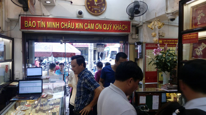 Được biết, trong ngày hôm qua, giá vàng tăng mạnh khi vượt mốc 39 triệu đồng/lượng lượng và có xu hướng tiến sát đỉnh 40 triệu đồng/lượng. Tuy nhiên, chỉ sau một đêm, giá vàng đã giảm xuống 2 triệu đồng chiều mua vào và 1,5 triệu đồng chiều bán ra. Điều này khiến nhiều người dân phải tiếc nuối.
