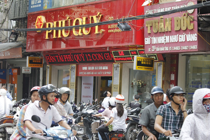 Ghi nhận tại cửa hàng vàng bạc Phú Quý cho thấy, lượng khách đến giao dịch vàng cũng đông không kém.