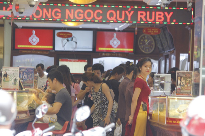 Theo các chuyên gia, mức 40 triệu đạt được hôm qua có thể coi là "đỉnh", vì vậy giá vàng khó tăng cao hơn nữa. Vì vậy, người dân cần cân nhắc khi có ý định mua vào.