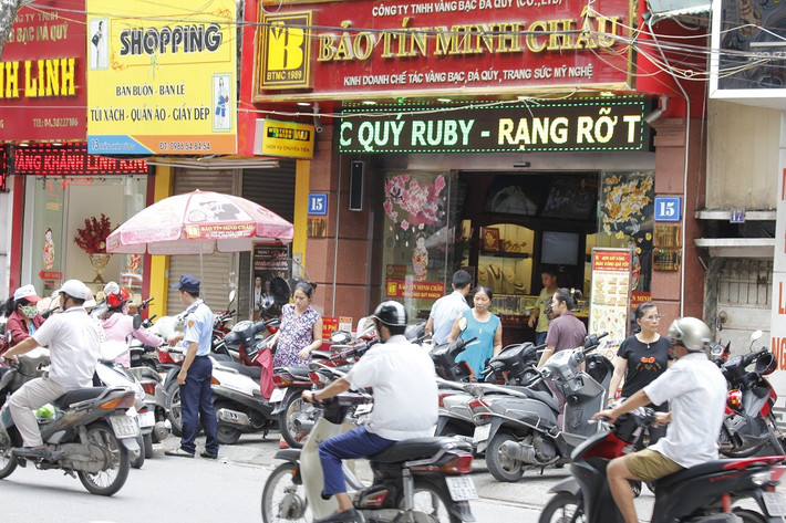 Giá vàng trong nước hôm nay (7/7) có xu hướng tăng, giảm không đồng nhất, tuy nhiên đã có dấu hiệu giảm nhiệt. Trong đó, vàng SJC giảm mạnh ngay sau khi Ngân hàng Nhà nước phát đi thông điệp sẵn sàng can thiệp thị trường vàng vào tối qua.