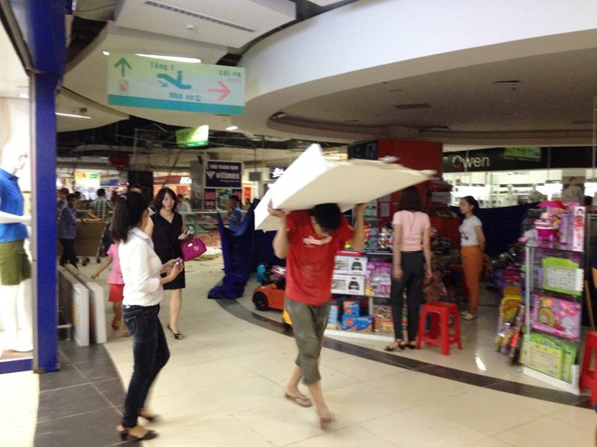 1. Sập hàng chục m2 trần thạch cao siêu thị Big C Vinh Gần 17h ngày 15/8, nhiều người dân đang vào tầng 1 của siêu thị Big C Vinh (số 2 đường Quang Trung, TP Vinh) để mua sắm, vui chơi thì bất ngờ hàng chục m2 trần thạch cao đổ sập xuống, đè bẹp hai quầy hàng quần áo và đồng hồ bên dưới, để lộ khung sắt thép . Rất may, các nhân viên trong hai quầy hàng này và một số khách hàng đi mua sắm kịp thời chạy ra khỏi vị trí trần bị sập.