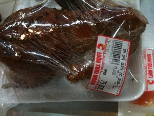 Trong khi trước đó, ngay sau khi xuất hiện thông tin về nguồn gốc của gà dai, ngày 5/10/2012, đại diện siêu thị cho biết, đơn vị này đã ngừng bán loại gà dai nhập từ Hàn Quốc để chờ kết quả kiểm tra của các cơ quan chức năng. Dù đã cam kết ngừng bán sản phẩm này, nhưng sau đó không lâu, gà thải loại vẫn được Big C bày bán cho khách hàng.