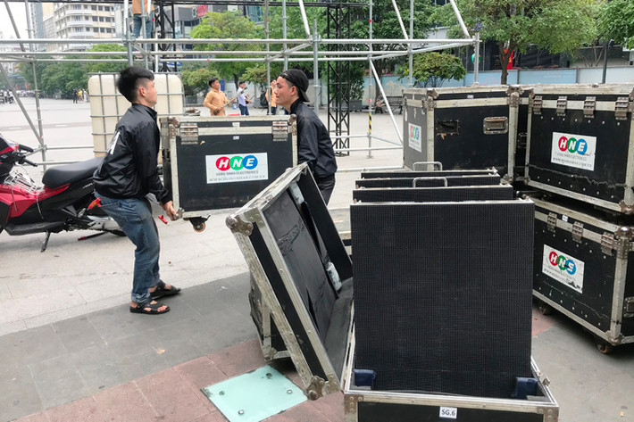 Suốt cả ngày hôm nay (26/1), hàng trăm nhân viên thuộc nhiều đơn vị về màn hình, ánh sáng...tất bật với công việc lắp đặt nhiều màn hình Led tại phố đi bộ Nguyễn Huệ (TP.HCM) để phục vụ CĐV, nhân dân TP.HCM và du khách xem trực tiếp trận chung kết giải U23 Châu Á giữa đội U23 Việt Nam và U23 Uzbekistan.