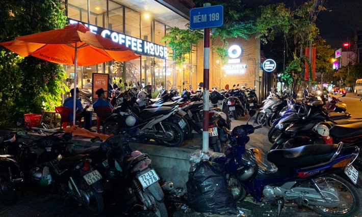 Đêm về vỉa hè cũng không thoát khỏi cảnh bị chiếm dụng.