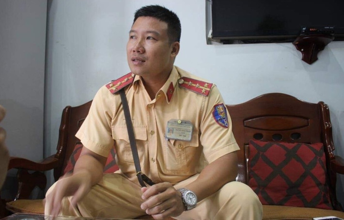 Thiếu úy CSGT năm xưa là anh Nguyễn Đăng Thanh (34 tuổi), hiện là Đại úy, công tác tại Đội CSGT Tân Sơn Nhất (Phòng CSGT đường bộ - đường sắt, Công an TP.HCM). PV Kiến Thức đã nghe anh Thanh kể lại giây phút “đấu trí” với tên cướp hơn 10 năm trước. (Ảnh Vũ Sơn)
