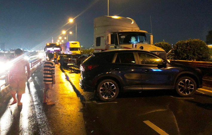 Đến gần 20h tối nay 10/9, hiện trường vụ tai nạn giao thông giữa xe đầu kéo container và ôtô Mazda CX5 xảy ra trên cao tốc TP.HCM - Long Thành - Dầu Giây (đoạn giáp giữa quận 2 và quận 9, TP HCM) vẫn đang được lực lượng CSGT xử lý.